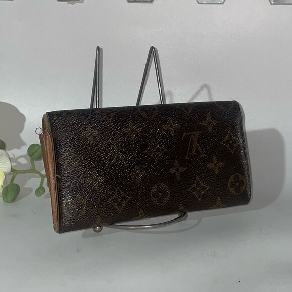 Authentic Louis Vuitton Monogram Sarah Wallet - Picture 2 of 13
